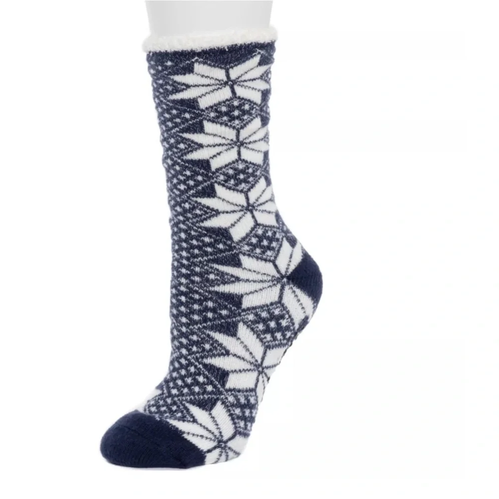 Cuddl Duds snowflake theme slipper socks with grips 9-11 blue white